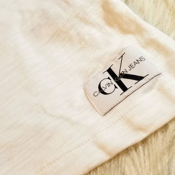 CALVIN KLEIN JEANS Cropped Solid Muscle Tee - Picture 7 of 10